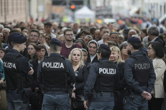 23일(현지시간) 바티칸의 성 베드로 광장에서 추모객들을 경찰관들이 통제하고 있습니다. AP연합뉴스